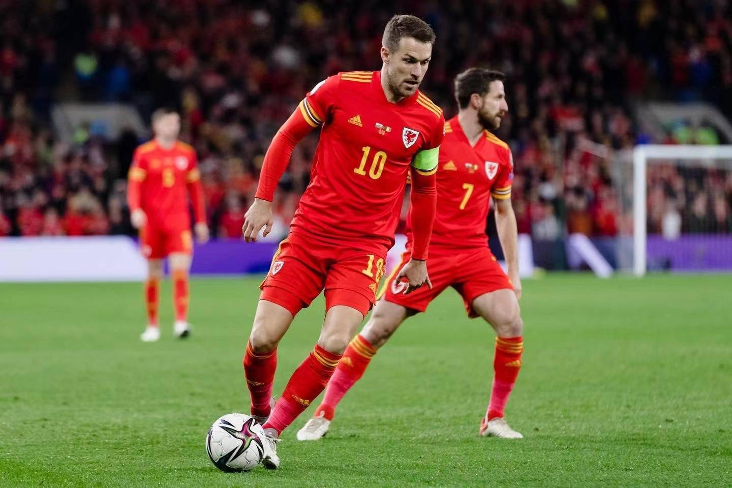 开云体育-包含德布劳内巅峰对决，詹姆斯与70激战巴黎圣日耳曼分钟，战术调整胜负难料！的词条